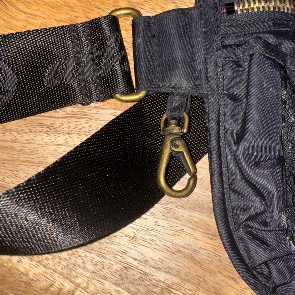 Lululemon‎ Doggy Waist Belt/crossbody Black & Pink inside many useful pockets - Picture 8 of 8